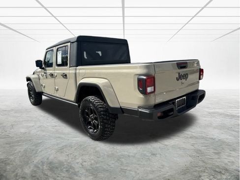 Used 2022 Jeep Gladiator Sport image 3
