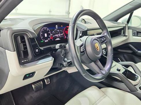 Used 2024 Porsche Cayenne S image 10