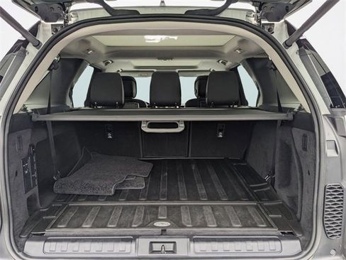 Used 2024 Land Rover Discovery S image 9