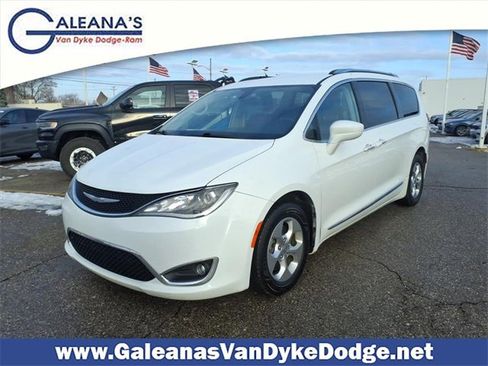 Used 2017 Chrysler Pacifica Touring-L Plus image 1