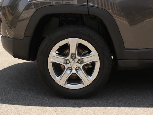 Used 2024 Jeep Compass Latitude AWD/4WD image 5