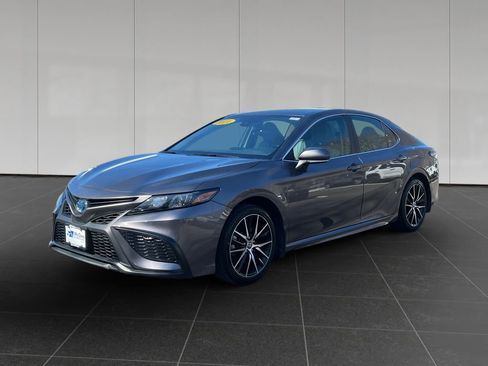 Used 2024 Toyota Camry SE image 1