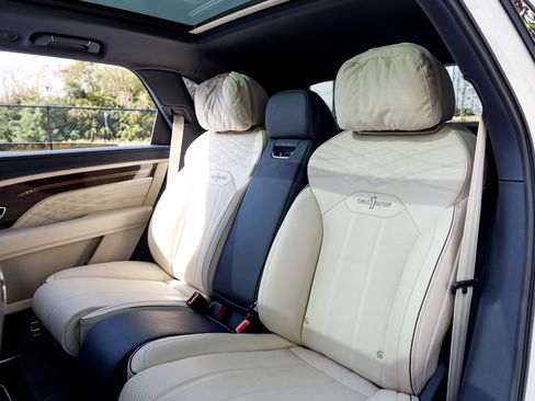 Used 2023 Bentley Bentayga Extended Wheelbase image 45