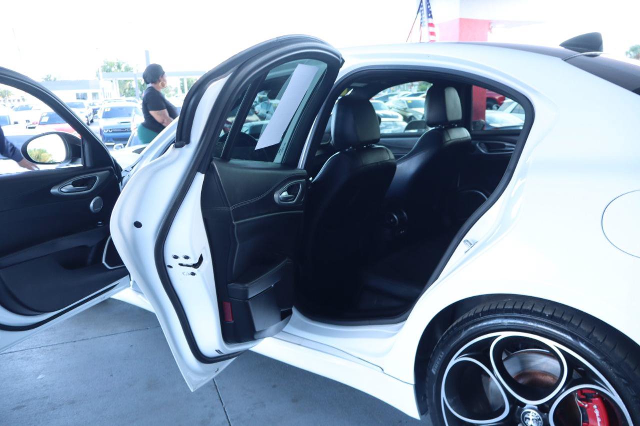 Used 2023 Alfa Romeo Giulia Veloce RWD image 31