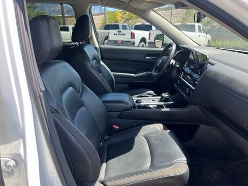 Used 2024 Nissan Pathfinder SL AWD/4WD image 16