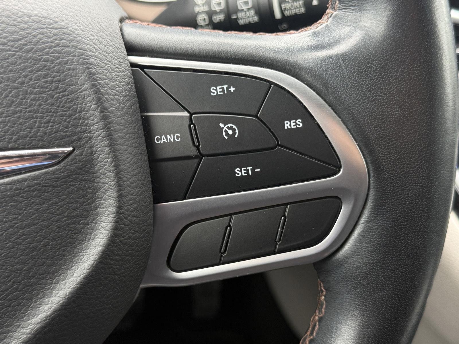 Used 2018 Chrysler Pacifica Touring-L Plus FWD image 35