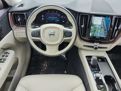 Used 2022 Volvo XC60 B5 Momentum w/ Protection Package Premier image 13