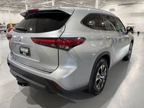 Used 2021 Toyota Highlander XLE AWD/4WD image 7