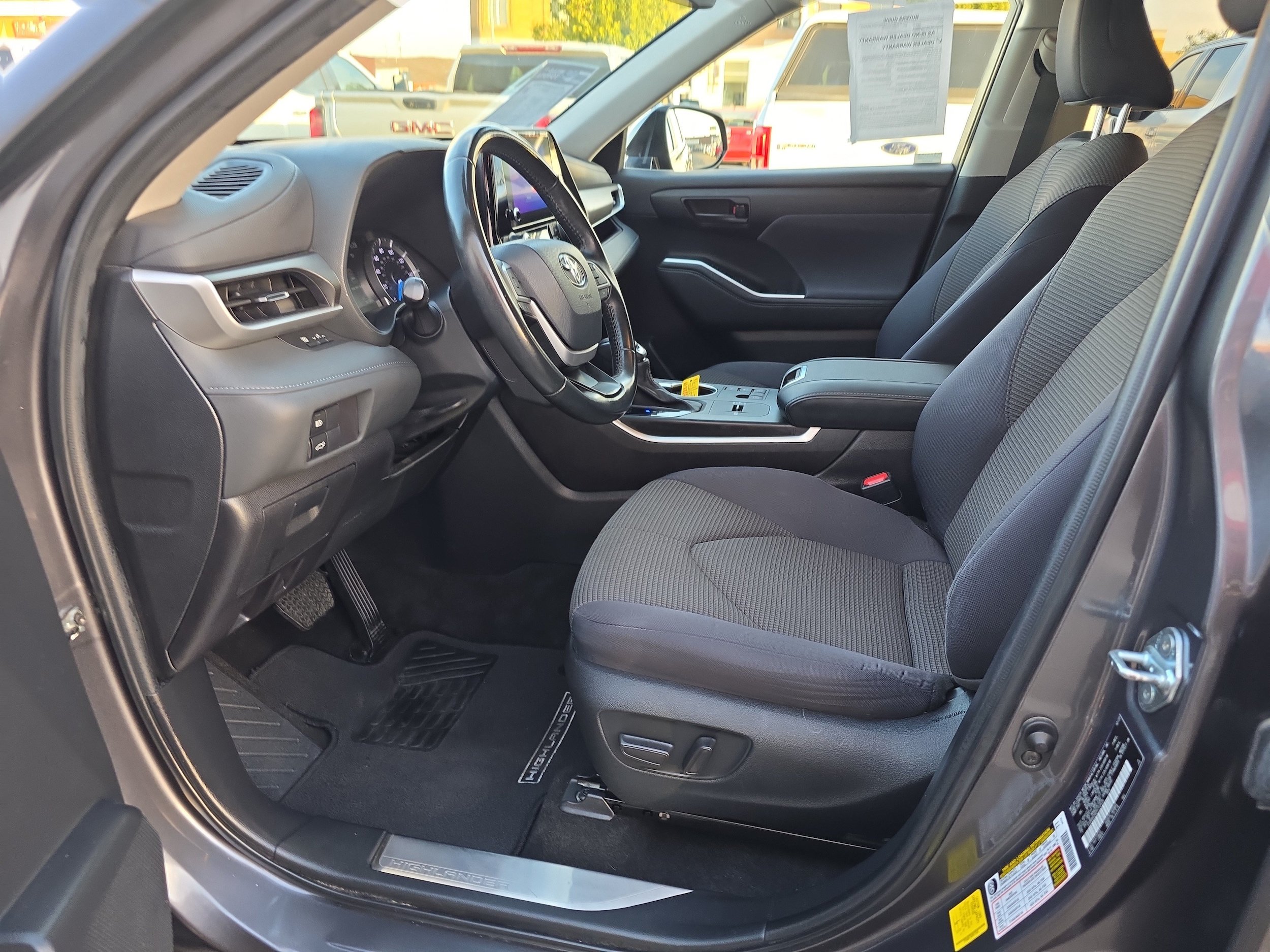 Used 2023 Toyota Highlander LE AWD/4WD image 2