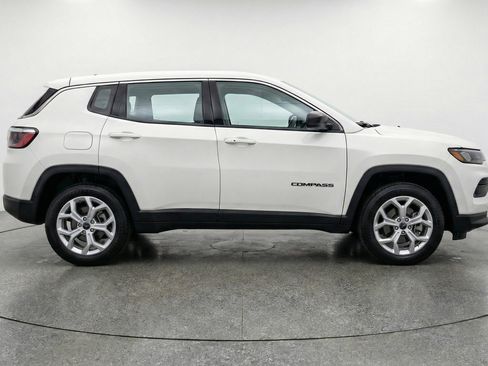 Used 2025 Jeep Compass Latitude AWD/4WD image 11