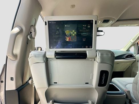 Used 2017 Chrysler Pacifica Touring-L Plus w/ Advanced Safetytec Group FWD image 34