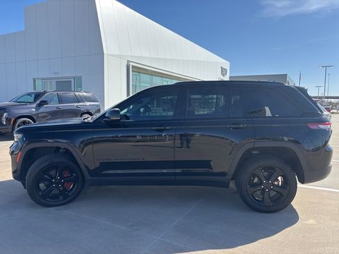 Used 2023 Jeep Grand Cherokee Limited w/ Black Appearance Package image 4