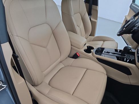 Used 2025 Porsche Macan AWD/4WD image 10