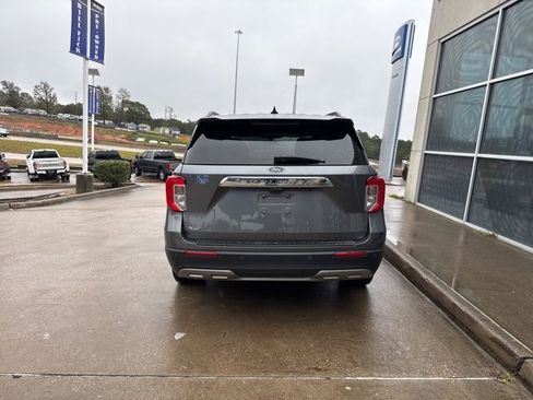 Used 2022 Ford Explorer XLT w/ Equipment Group 202A image 6