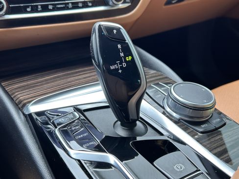Used 2022 BMW 530i w/ Premium Package RWD image 13