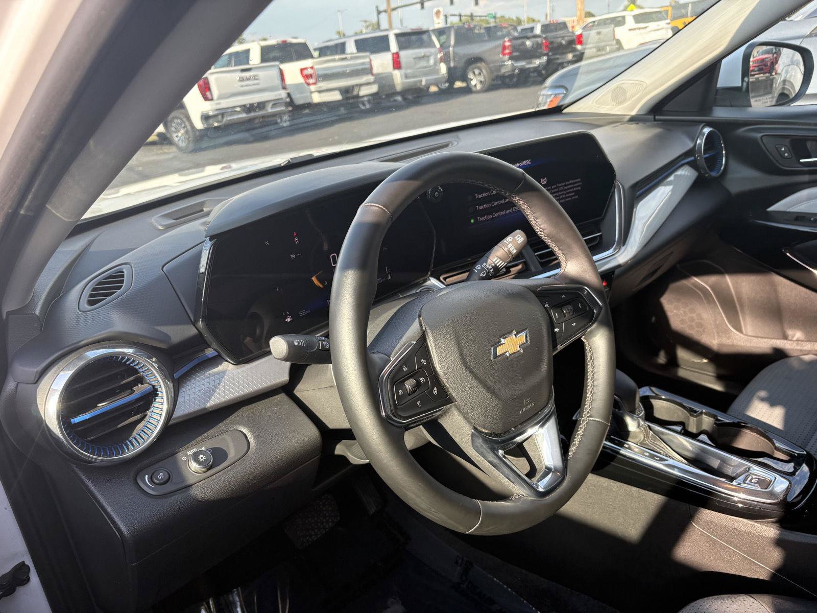 Used 2025 Chevrolet Trax LT w/ LT Convenience Package FWD image 7