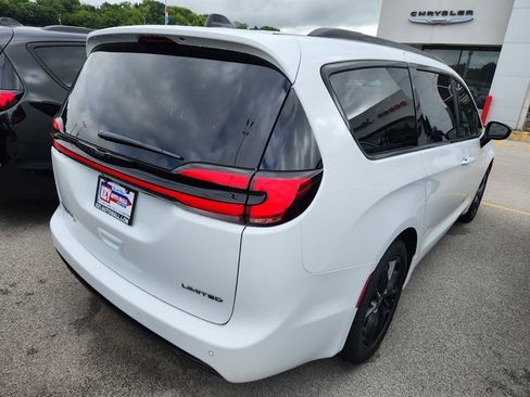 New 2026 Chrysler Pacifica Limited w/ S Appearance Package image 4