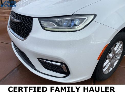 Used 2024 Chrysler Pacifica Touring-L image 3