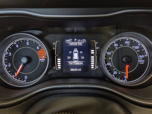 Used 2021 Jeep Cherokee Latitude Plus FWD image 23