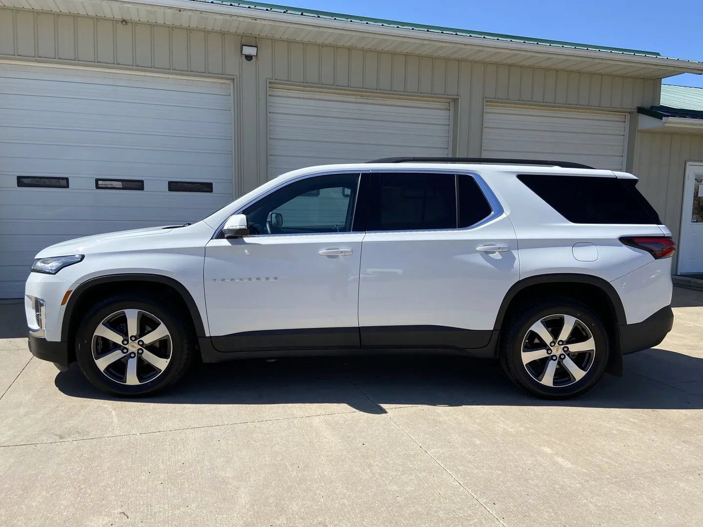 Used 2023 Chevrolet Traverse LT w/ LT Premium Package AWD/4WD image 4
