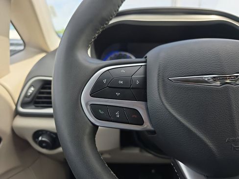 Used 2023 Chrysler Pacifica Touring-L image 21