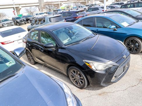 Used 2019 Toyota Yaris LE image 7