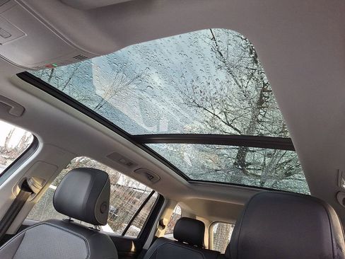 Used 2021 Volkswagen Tiguan SE w/ Panoramic Sunroof Package image 12