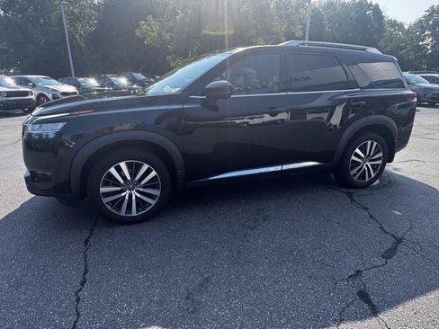 Used 2022 Nissan Pathfinder Platinum AWD/4WD image 3