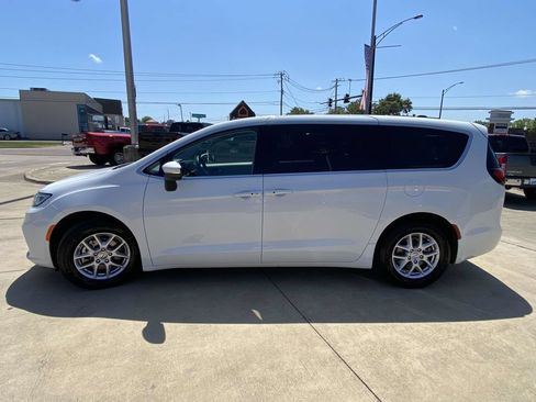 Used 2023 Chrysler Pacifica Touring-L FWD image 5