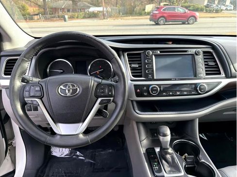 Used 2014 Toyota Highlander Limited image 17