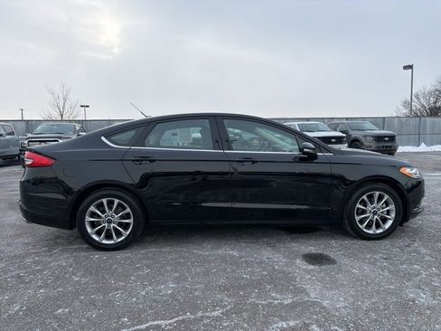 Used 2017 Ford Fusion SE image 5