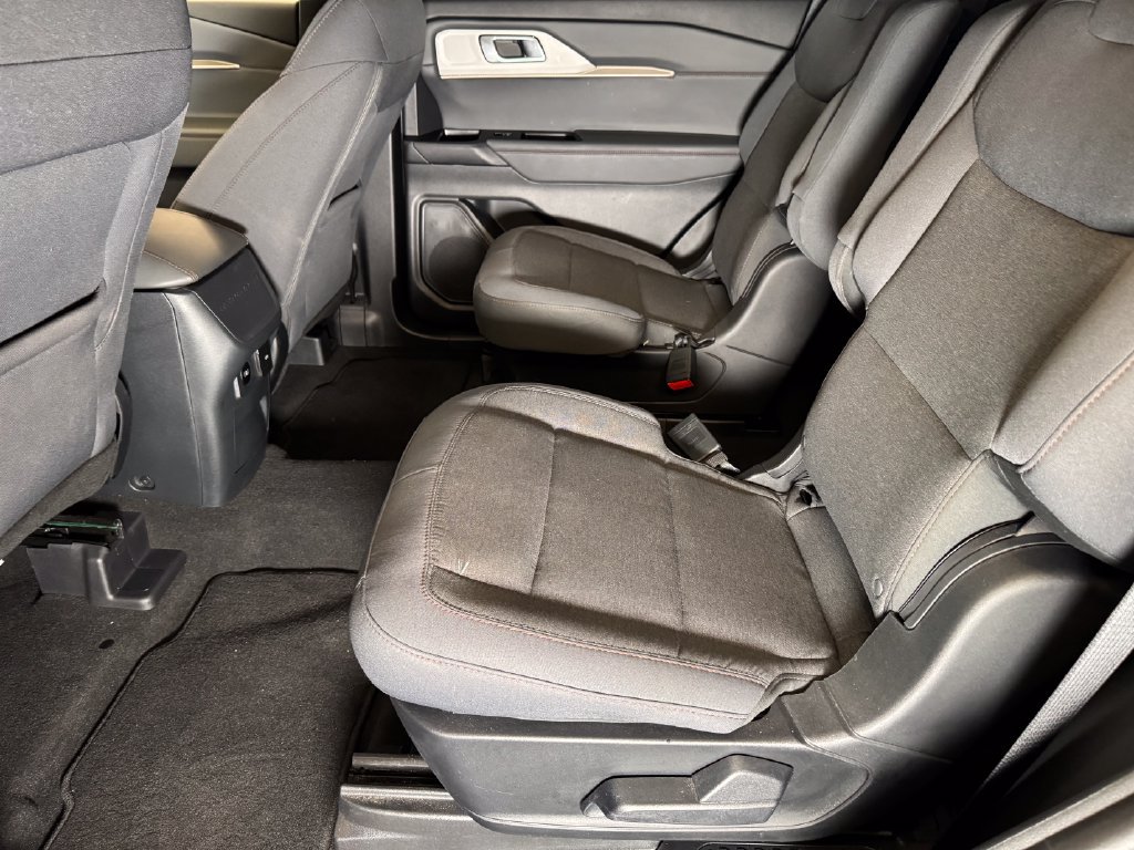Used 2025 Ford Explorer Active AWD/4WD image 21