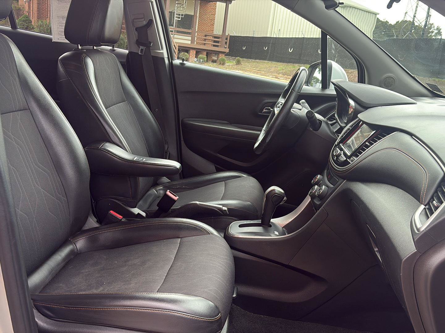 Used 2018 Chevrolet Trax LT w/ LT Convenience Package FWD image 17