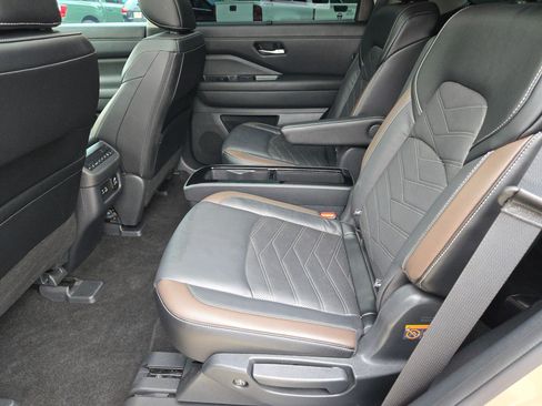 Certified 2024 Nissan Pathfinder Platinum FWD image 14