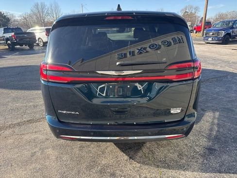 Used 2023 Chrysler Pacifica Touring-L FWD image 5