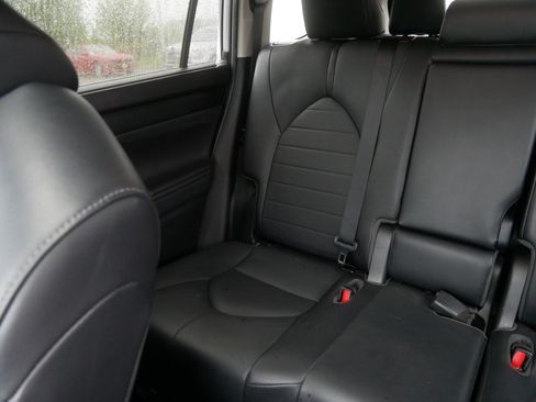 Used 2020 Toyota Highlander XLE AWD/4WD image 12