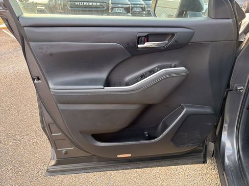 Used 2022 Toyota Highlander XLE image 17