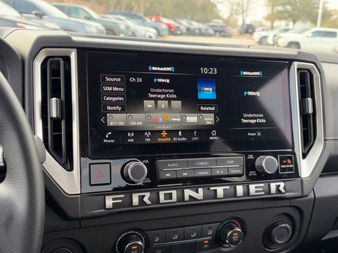 Used 2025 Nissan Frontier SV image 17