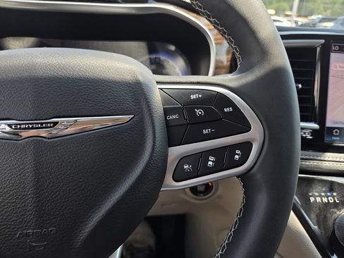Used 2023 Chrysler Pacifica Limited FWD image 29