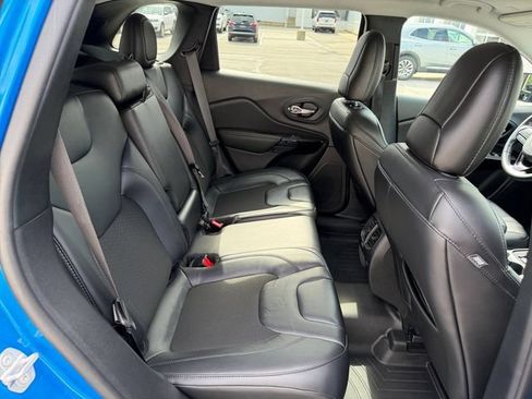 Used 2021 Jeep Cherokee Latitude Plus AWD/4WD image 16