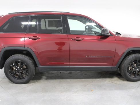 Used 2024 Jeep Grand Cherokee Altitude AWD/4WD image 11