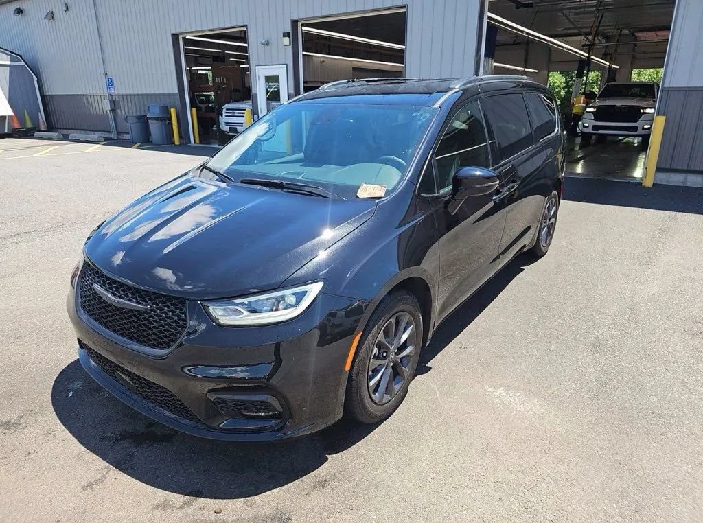 Used 2025 Chrysler Pacifica Select w/ Fav Edition Package FWD image 3