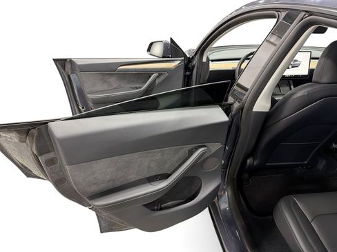 Certified 2023 Tesla Model Y AWD image 10