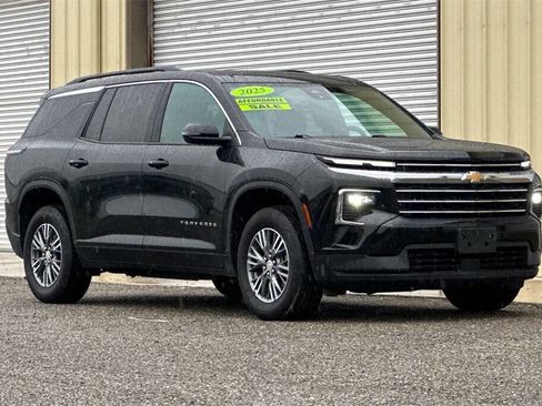 Used 2025 Chevrolet Traverse LT image 2