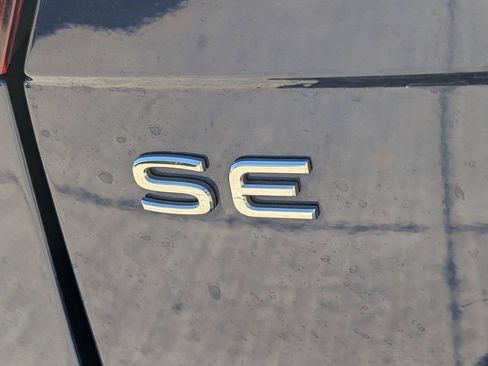 Used 2023 Volkswagen Tiguan SE w/ Panoramic Sunroof Package FWD image 8