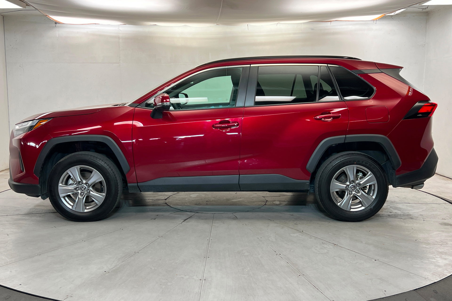 Used 2025 Toyota RAV4 XLE AWD/4WD image 2