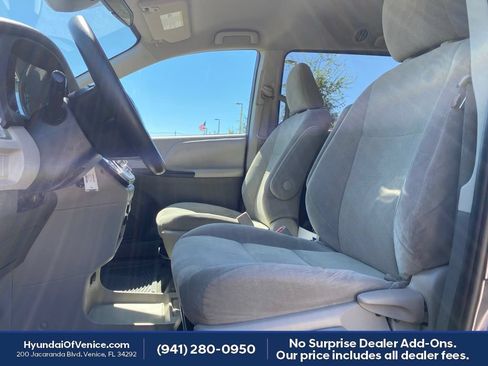 Used 2020 Toyota Sienna L FWD image 2