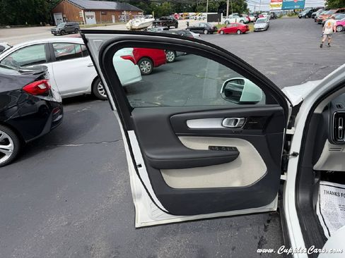 Used 2022 Volvo XC40 T5 Momentum w/ Premium Package AWD/4WD image 5