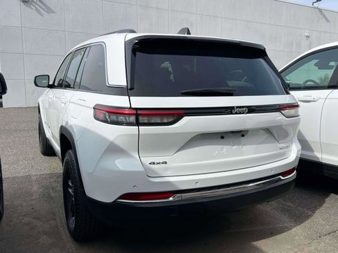 Used 2023 Jeep Grand Cherokee Laredo image 4