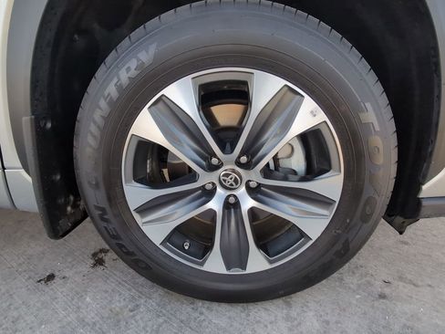 Used 2024 Toyota Highlander XLE image 33